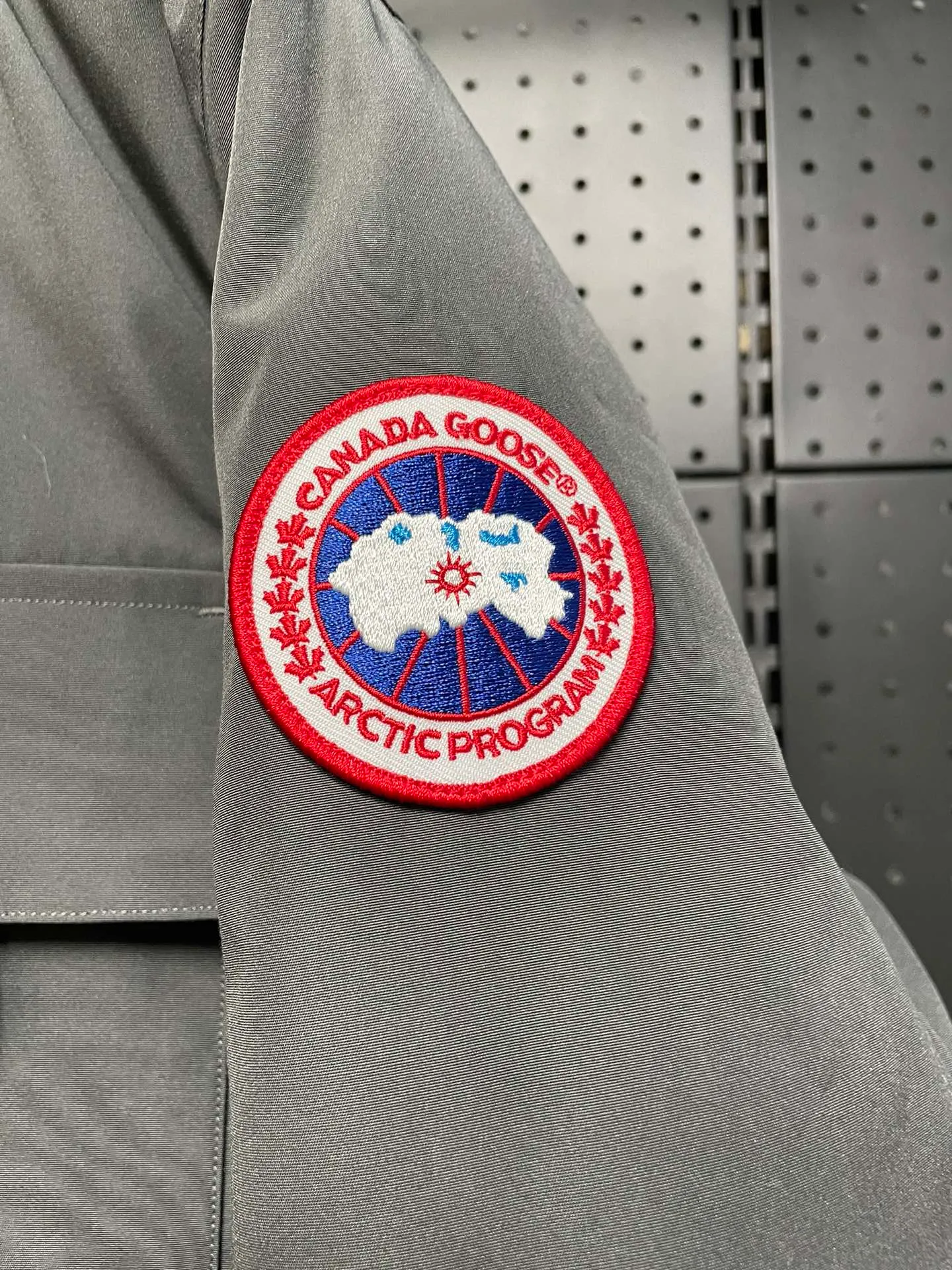 P800 forester men's new model black 24 models Canada Goose (Canada Goose) Men's model xs-xxl The highest version on the market! 🔥 Recommendation of single product for autumn and winter hard goods # Produced by OEM canada goose # The Canadian brand canada goose has always been recognized as the warmest down jacket, and its existence can often be seen in the winter street photos of various celebrities. I make Canada Goose every year, but I still can’t get rid of my love for it. No matter how cold the weather is, there’s no need to be afraid! Because this year, as always, we will provide you with ruthless goods and prepare large quantities of goods. I believe that the market has become a bit chaotic, but we are not afraid. Only good things are competitive, not comparing prices! No one is stupid enough to quote a high price and send old customers away! Look at price in the short term and quality in the long term! If you care about quality, please respect its price! If what you want is cheap, please don't expect good quality! You get what you pay for, this is the rule of the market! We really value quality. It is only worn by the one who understands you! Filling content: 90 international standard duck down! I won’t say much more, everyone sells their own goods! Regarding the down content, you can feel it with your hands. There is nothing wrong with good down. Another customer said that the clothes are very light, but the ones on the market are very heavy. For us insiders, adding some filament to the clothes will make them look bulging and heavy. But we won't do that! 🔥Pure original fidelity! 🔥Everyone who has been cooperating with us in the past few years knows that the large-scale wholesale market products are incomparable to us. You are welcome to visit the brick cabinet and then come to my home to buy! It is the legendary warmest down jacket. A goose and a single layer of clothing can withstand minus 20 degrees Celsius! Known as a must-have for Arctic outdoor sports! The most popular down jacket in the world, celebrities are rushing to buy it, it is a must-have!